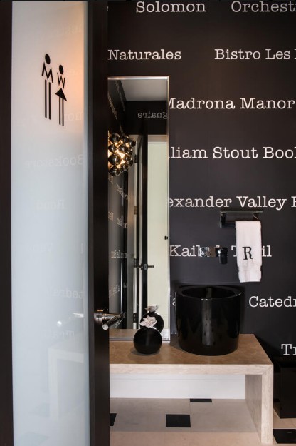 Сучасний фермерський санвузол Сучасний санвузол в фермерському стилі з акцентом на натуральні матеріали та освітлення.