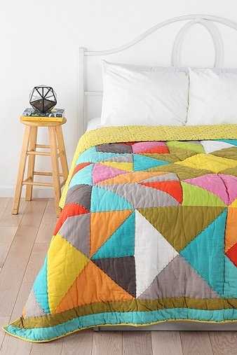 Печворк: яскравий акцент Яскраве крісло в стилі печворк з різнокольорових клаптиків, що додає акцент інтер'єру.