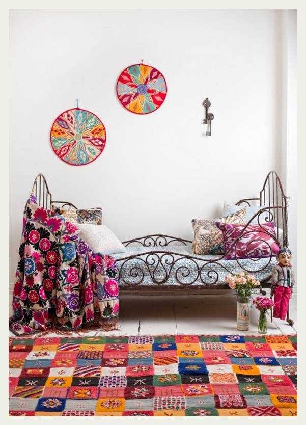 Кольоровий блок печворк Деталь клаптикового покривала: кольоровий блок у техніці печворк крупним планом.