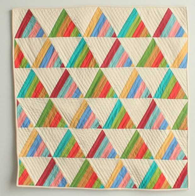 Ковдра печворк: яскраві кольори Яскрава клаптикова ковдра печворк: складний візерунок з трикутників та квадратів.