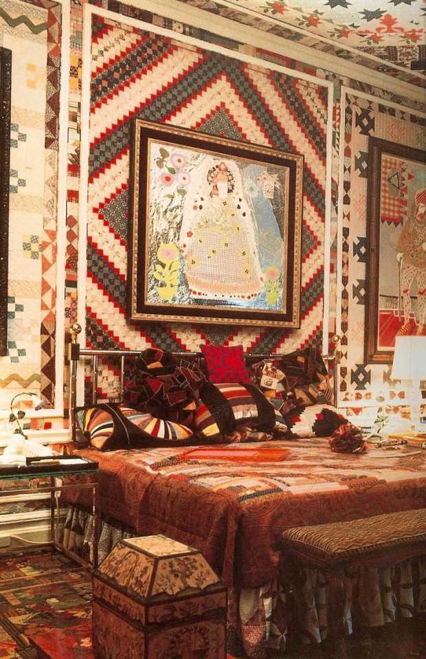 Декоративна подушка печворк Подушка в техніці печворк на дивані: декоративний текстиль для затишку.