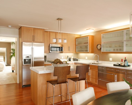 Теплий острів кухні Дизайн острівної кухні 2026 в теплих тонах створює затишну атмосферу для приготування їжі.