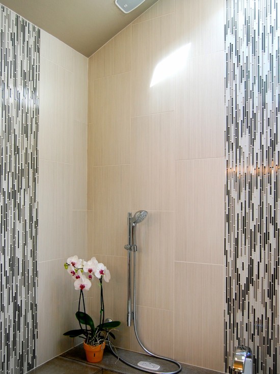 Мармур і золото Розкішний дизайн ванної кімнати з використанням плитки під мармур та золотими акцентами