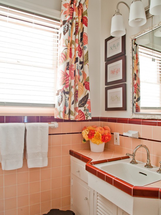 Темна плитка і світло Сучасна ванна кімната з темною вологостійкою плиткою та яскравим освітленням