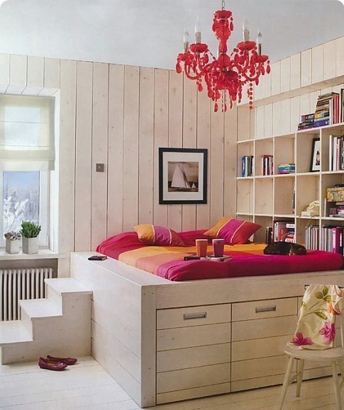 Спальня на подіумі Інтер'єр малогабаритної квартири з подіумом, що використовується для організації спального місця.