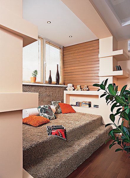 Вітальня на подіумі Сучасний дизайн вітальні з подіумом, який служить основою для зони відпочинку.