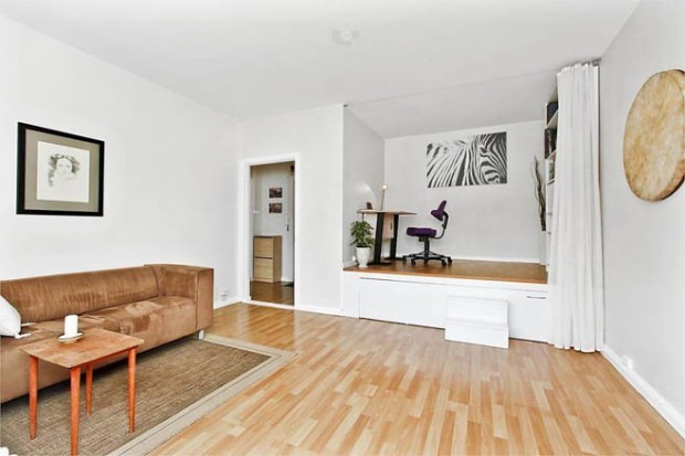 Подіум з шухлядами Функціональний подіум в квартирі 2026: системи зберігання під піднятою платформою.