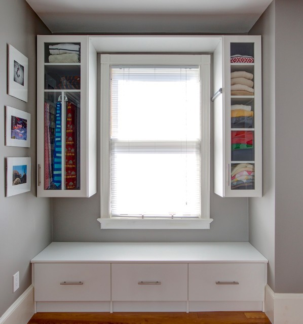 Компактна гардеробна мрія Дизайн гардеробної 4 кв. м з висувними шухлядами для зберігання речей.