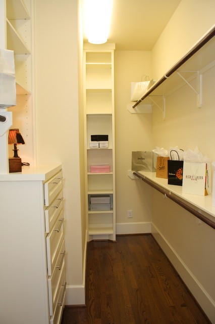 Гардеробна з комори Маленька гардеробна, створена на базі старої комори, для оптимального використання простору.