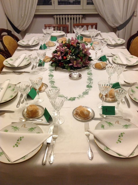 Елегантність в деталях Елегантні столові прибори в одному стилі поруч з тарілкою для вишуканої сервіровки столу