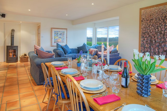 Колір та настрій Просте сервірування столу з акцентом на колір та декор для створення настрою.