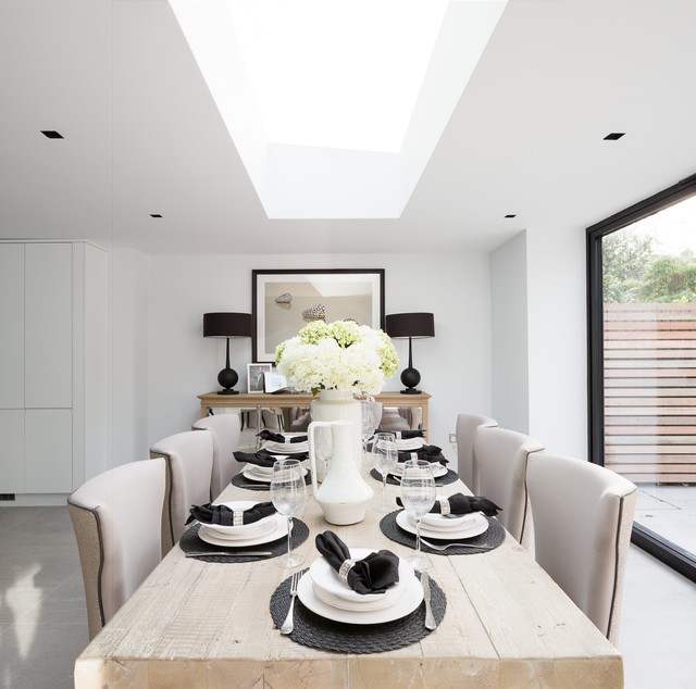 Гармонія в деталях Гармонійне святкове сервірування столу, що ідеально вписується в дизайн інтер'єру кімнати.