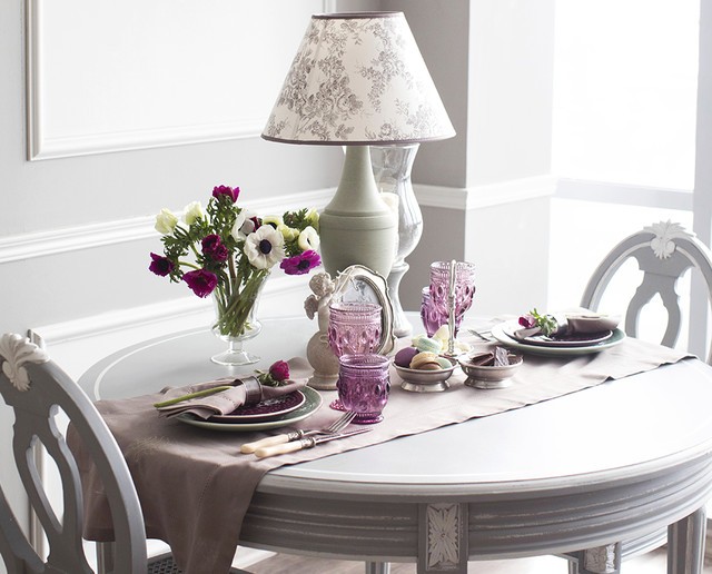 Романтика на двох Романтичне сервірування столу на двох зі свічками для створення інтимної атмосфери.