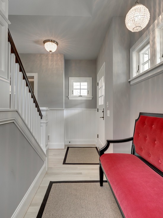 Червоний акцент у сірому Червона тумба для взуття як яскравий акцент у сучасному сірому передпокої 2026.