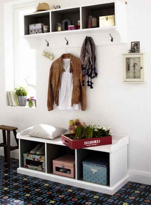 Затишний прованс вдома Світлий передпокій у стилі прованс з плетеними кошиками для зберігання та дзеркалом