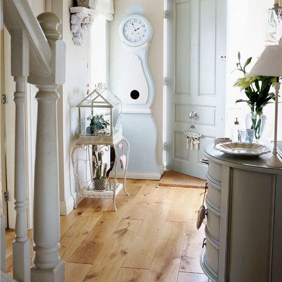 Прованс: стильний інтер'єр Дизайн передпокою 2026: світлі стіни, дерев'яні меблі та декор у стилі прованс