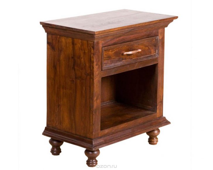 Елегантність старовини Антикварна дерев'яна тумбочка: елегантність минулого в сучасній спальні.