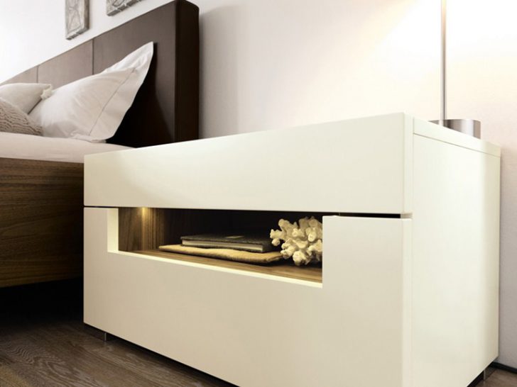 Функціональний мінімалізм Сучасна тумбочка з ящиками та полицею для маленької спальні.