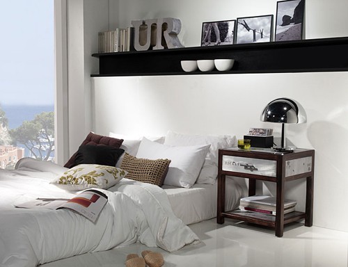 Тумбочка для економії місця Компактна приліжкова тумбочка біля односпального ліжка в маленькій спальні