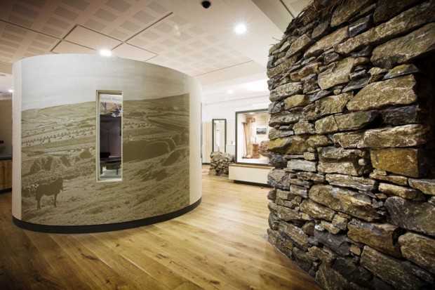 Затишок і екологія Гармонійний еко-інтер'єр 2026: поєднання дерев'яних балок, каменю та м'якого освітлення у вітальні.