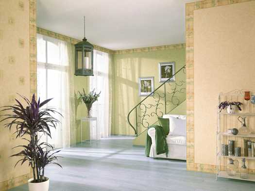 Еко-офіс вдома Еко-шик 2026: робочий простір з дерев'яним столом, рослинами та природним освітленням.