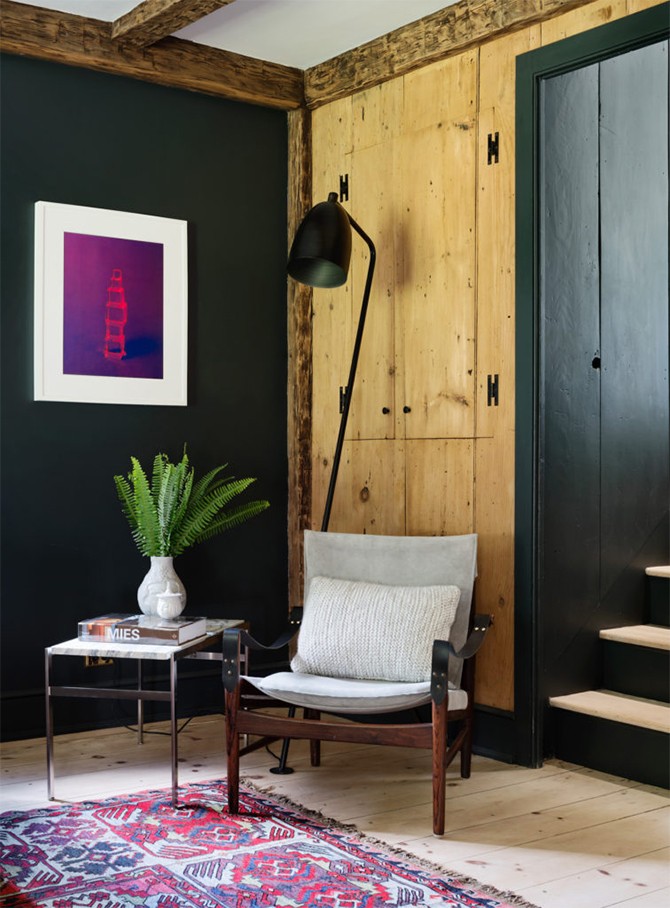 Сходи до затишку Дерев'яні сходи в інтер'єрі реконструйованого будинку, еклектичний стиль та скандинавський мінімалізм.