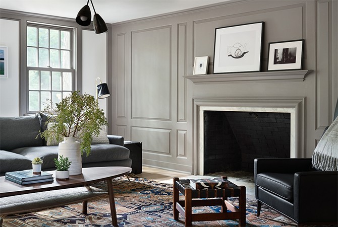 Тепло домашнього вогнища Камін у вітальні реконструйованого фермерського будинку: дизайн інтер'єру 2026, дерев'яні панелі.