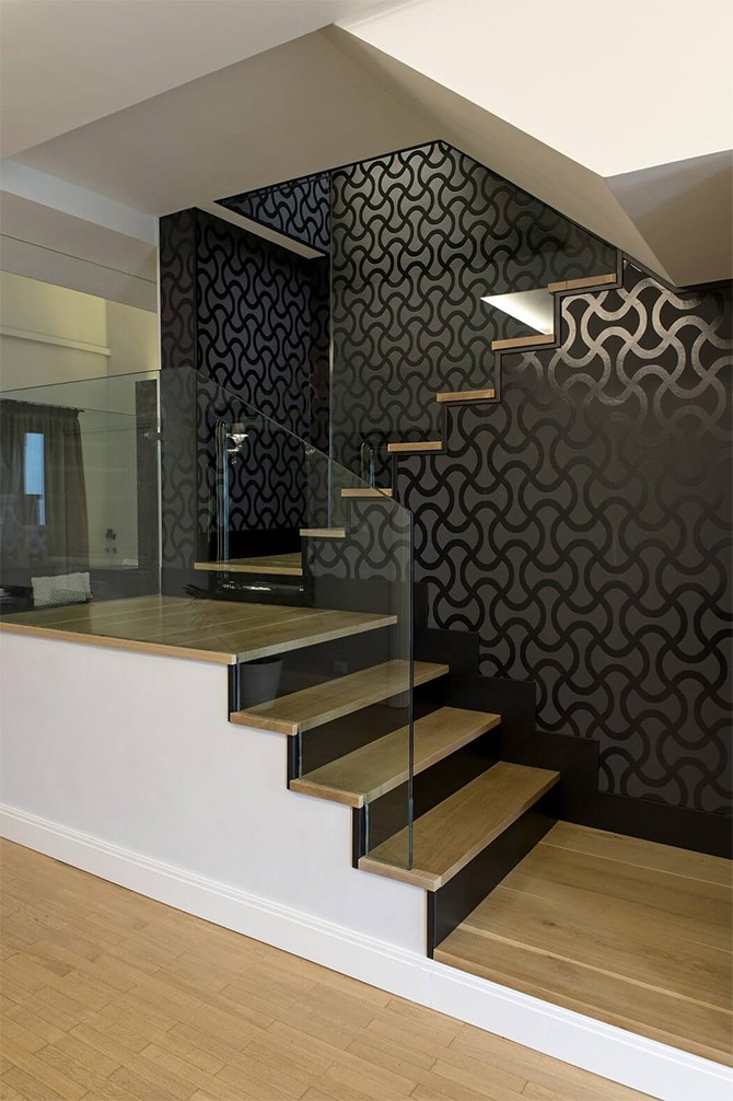 Скляні сходи шале Скляні сходи в дворівневому шале, що підкреслюють сучасний дизайн інтер'єру.