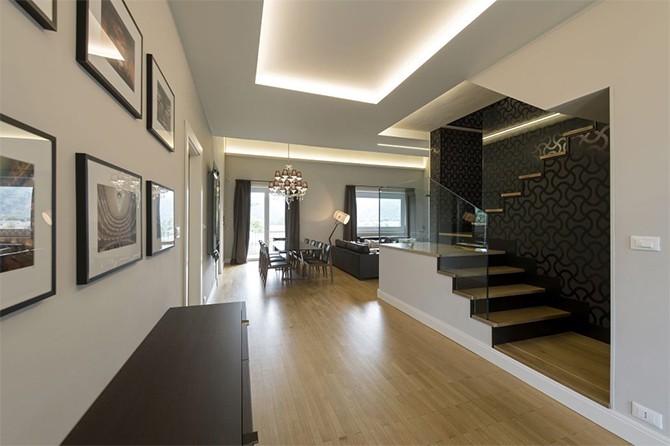 Вхідна група шале Сучасна вхідна група в шале з дерев'яними елементами та стильним освітленням.