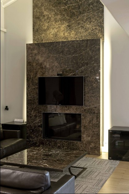 Камін і столик Камін та столик у вітальні шале, що створюють атмосферу затишку та тепла.