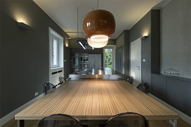 Кухня з островом Стильна кухня з островом в інтер'єрі шале, що додає функціональності та елегантності.