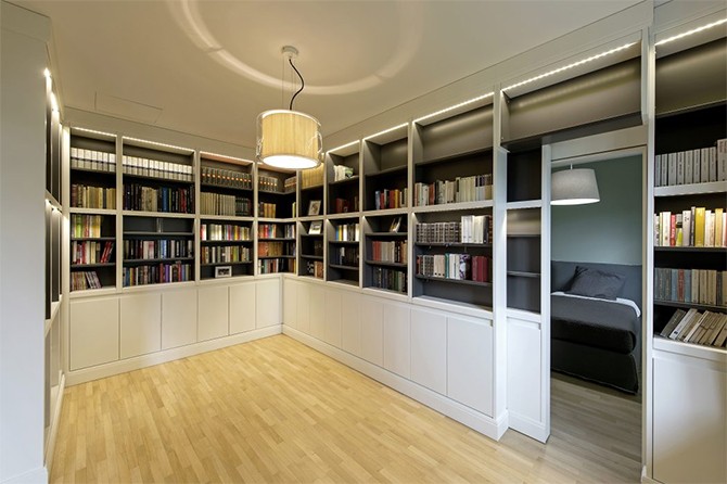 Гостьова спальня шале Гостьова спальня в сучасному шале з комфортним ліжком та стильним декором.