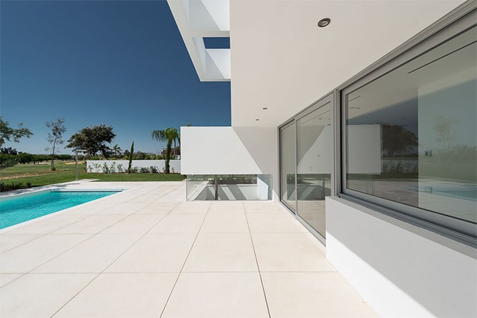 Фасад з терасами Сучасний фасад білого будинку з видовими терасами, що витримують українські зими