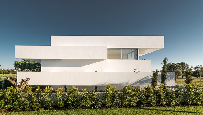 Зелені тераси Ландшафтний дизайн та зелені тераси сучасного білого будинку в Україні 2026