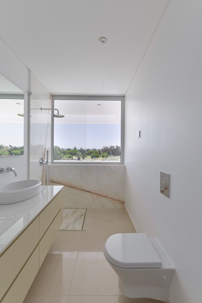 Білий санвузол Сучасний санвузол в білих тонах в білому будинку з терасами, мінімалізм 2026