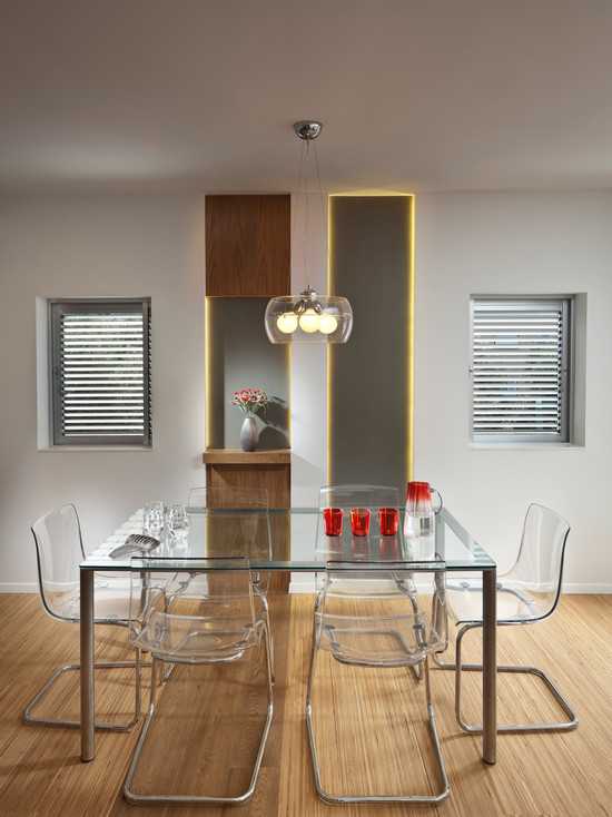 Мінімалізм і прозорість Прозорі акрилові стільці в мінімалістичній кухні зі скляним столом, сучасний дизайн 2026.