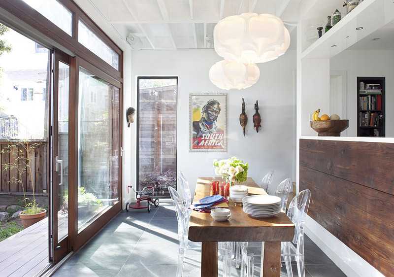 Сучасність і дерево Прозорі стільці на дерев'яній кухні, акрилові, додають сучасності в традиційний інтер'єр.