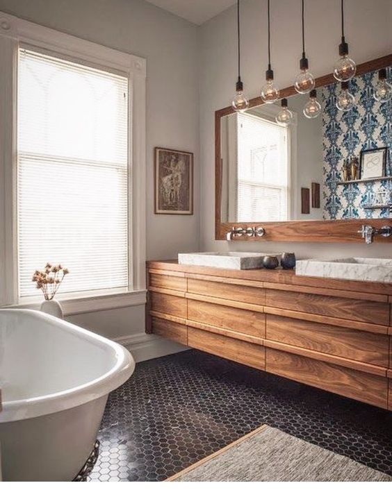 Накладна раковина Сучасна накладна раковина на дерев'яній стільниці у ванній кімнаті.