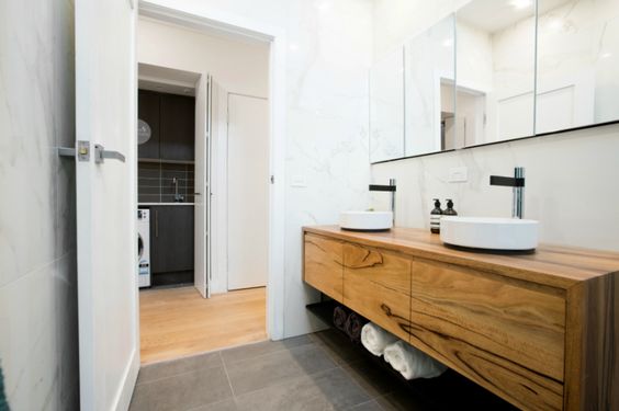 Інтегрована раковина Інтер'єр ванної кімнати з широкою стільницею та вмонтованою раковиною.