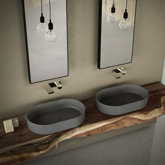 Кругла раковина Дизайн ванної кімнати з накладною раковиною круглої форми на дерев'яній стільниці.