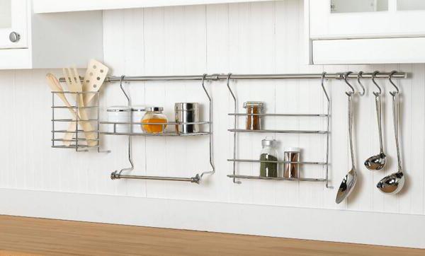 Комплектація рейлінга Стандартна комплектація кухонного рейлінга: планка, гачки, тримачі для кухонного начиння