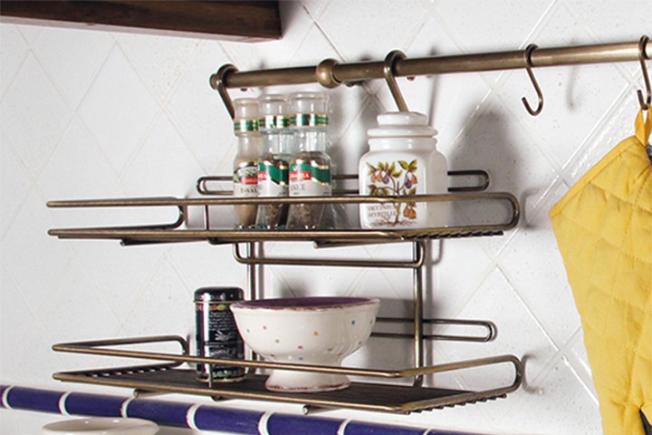 Бронзовий рейлінг Елегантний кухонний рейлінг, стилізований під бронзу, додає кухні вишуканості та ретро-шарму