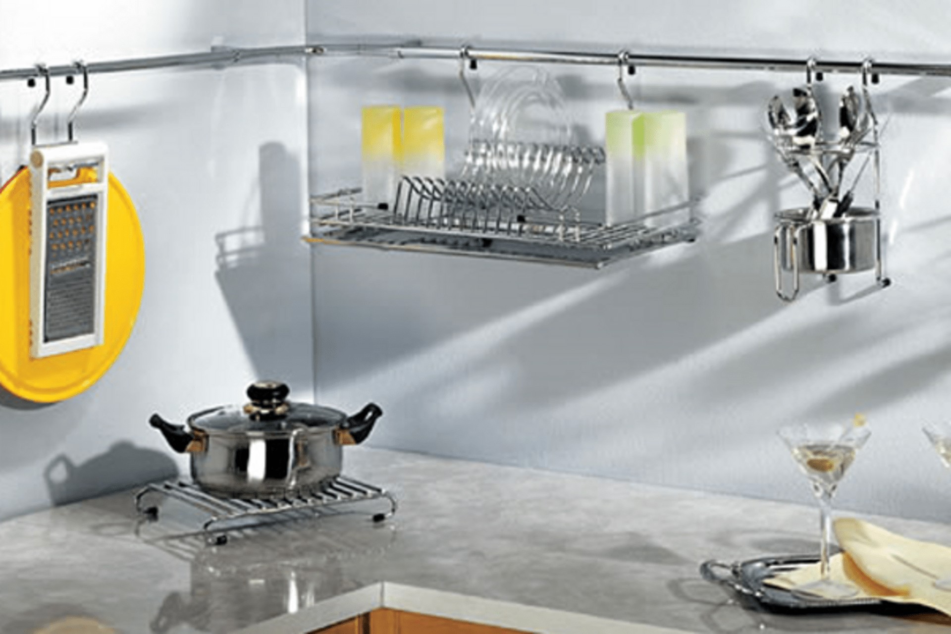 Кутовий рейлінг: зручність Кутовий рейлінг для кухні з нержавіючої сталі, ефективна організація кухонного простору.