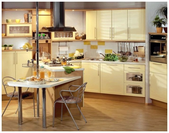 Вертикальний рейлінг: естетика Вертикальний рейлінг в обідній зоні кухні для зберігання рушників та інших аксесуарів.