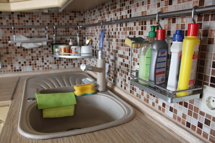 Рейлінг біля мийки: порядок Зручний кутовий рейлінг біля мийки для зберігання миючих засобів та губок.