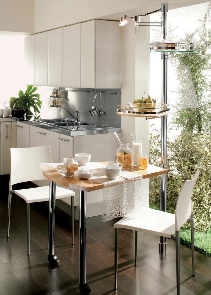 Високий рейлінг: простір Функціональний рейлінг на всю висоту кухні для максимального використання вертикального простору.