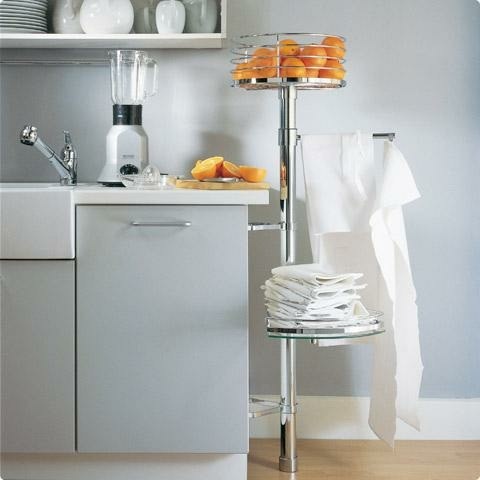 Рейлінг з кошиком: фрукти Вертикальний рейлінг із кошиком для фруктів для зручного зберігання та декору кухні.