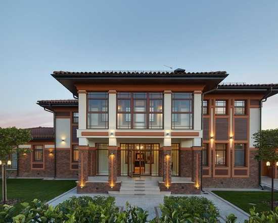 Світлий фасад: сучасний дизайн Сучасний фасадний дизайн з використанням світлої штукатурки на приватному будинку.