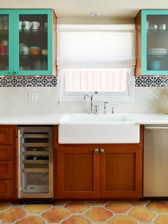 Світлий мінімалізм Білі римські штори на кухні в стилі хай-тек, мінімалістичний дизайн, 2026