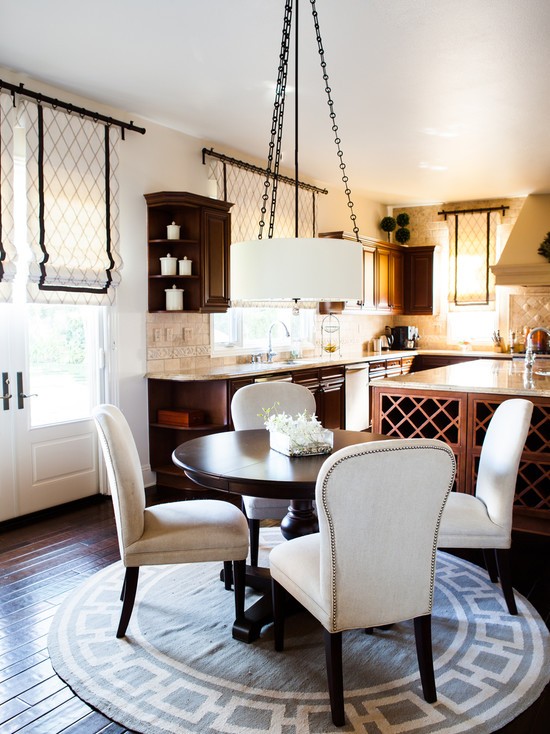 Стиль та практичність Римські штори з льону на маленькій кухні: елегантне та практичне рішення